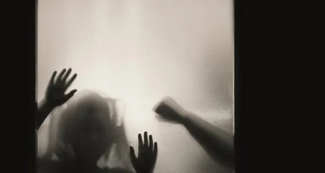 V stanovanju so našli tudi več uporabljenih igel za vbrizgavanje prepovedanih drog, ki so bile na dosegu otroka in bi se lahko z njimi poškodoval. FOTO: arhiv Dela