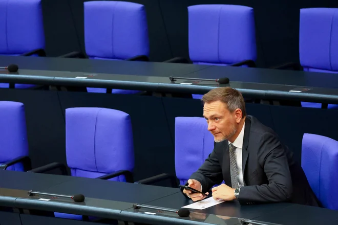 Minister za finance Christian Lindner (na fotografiji) in minister za gospodarstvo in podnebno politiko Robert Habeck se načeloma strinjata, da je treba sprejeti ukrepe za oživitev nemškega gospodarstva, toda o ukrepih se ne strinjata. FOTO: Fabrizio Bensch/Reuters