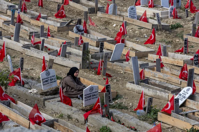 Ob prvi obletnici v Turčiji še vedno žalujejo za številnimi žrtvami potresa. FOTO: Umit Bektas/Reuters
