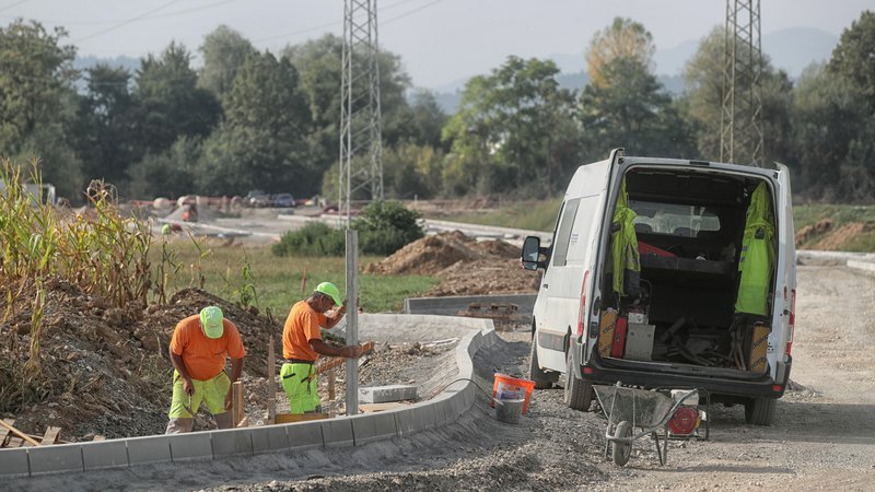 Fotografija: Zaloška Industrijska cesta bo zgrajena maja letos, napovedujejo v MOL. FOTO: Blaž Samec/Delo