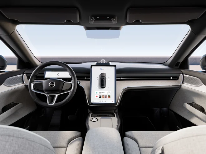 Upravljala so večinoma digitalizirana, so pa ohranili manjši zaslon pred voznikom in vrtljiv upravljalni gumb na sredinski konzoli.

FOTO: Volvo Cars