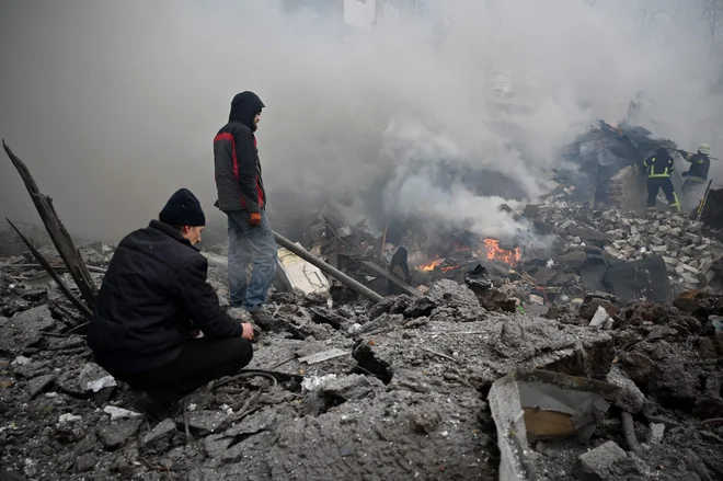 Najprej je potreben mir. FOTO: Sergey Bobok/AFP