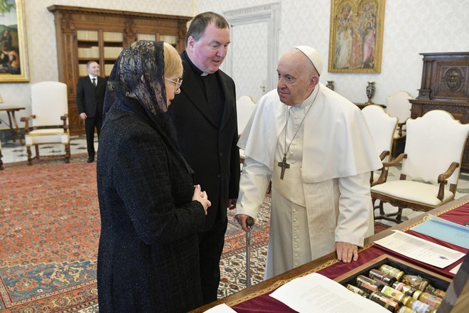 Papež Jorge Bergoglio je maja lani sprejel v zasebno avdienco predsednico Natašo Pirc Musar, ki ga je ponovno povabila v državo. FOTO: Vatican Media