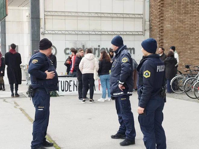 Študente so prišli nadzirat policisti. FOTO: M. B.