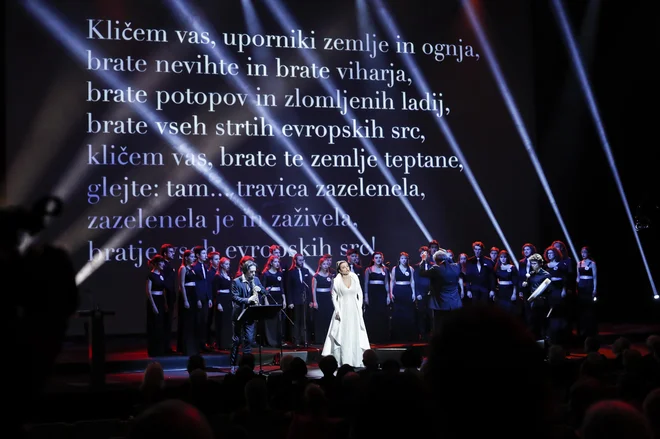 Ne smemo biti krivični do oblastnikov, tudi sama umetniška srenja pristopa k proslavi večinoma s figo v žepu. FOTO: Uroš Hočevar