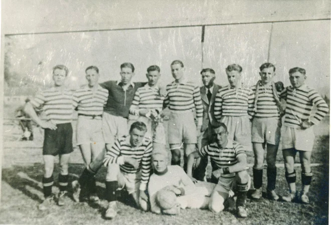 Kombinirana enajsterica NK Gotovlje Borut Gotovlje in NK Slavija Vrbje leta 1940 na igrišču v Gotovljah. Ta kombinirana ekipa je igrala proti NK Pesje pri Velenju, rezultat tekme je bil 15:1 za domačine. Foto Arhiv NK Žalec