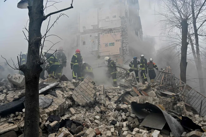 Rusko obstreljevanje je za Ukrajince stalnica. FOTO: Sergey Bobok/AFP