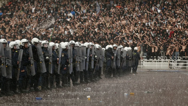 Podobnih prizorov na nogometnih stadionih si v Grčiji ne želijo več. FOTO: Yorgos Karahalis/Reuters