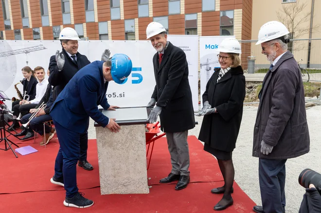 Na Vrazovem trgu so slovesno položili temeljni kamen za prvi kampus medicinske fakultete, ki ga bo zgradila koprska družba Makro 5 gradnje. FOTO: Voranc Vogel/Delo