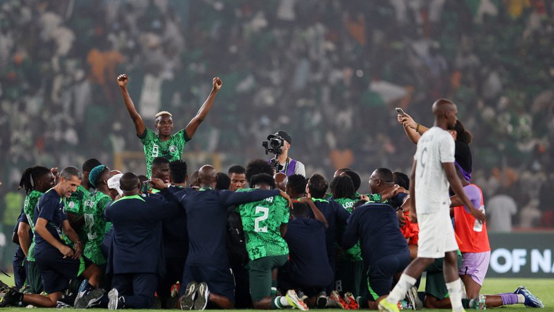 Fotografija: Nigerijci so se šele po streljanju enajstmetrovk veselili zmage v polfinalu FOTO: Siphiwe Sibeko/Reuters