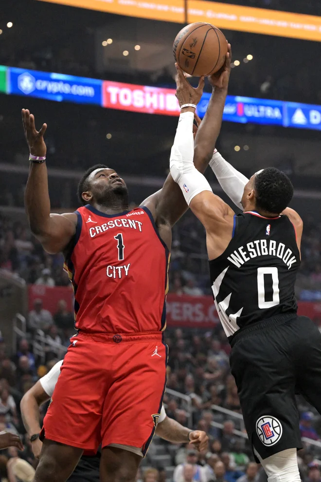 Zion Williamson v boju z Russllom Westbrookom pod košem. FOTO: Reuters