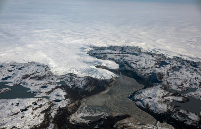 Obseg arktičnega morskega ledu je bil prejšnji mesec blizu povprečja in za ta del leta največji po letu 2009. FOTO: Hannibal Hanschke/Reuters