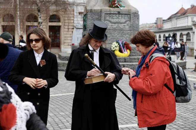 Ob tradicionalnem branju poezije pred spomenikom Franceta Prešerna se je zbrala množica ljudi. FOTO: Črt Piksi