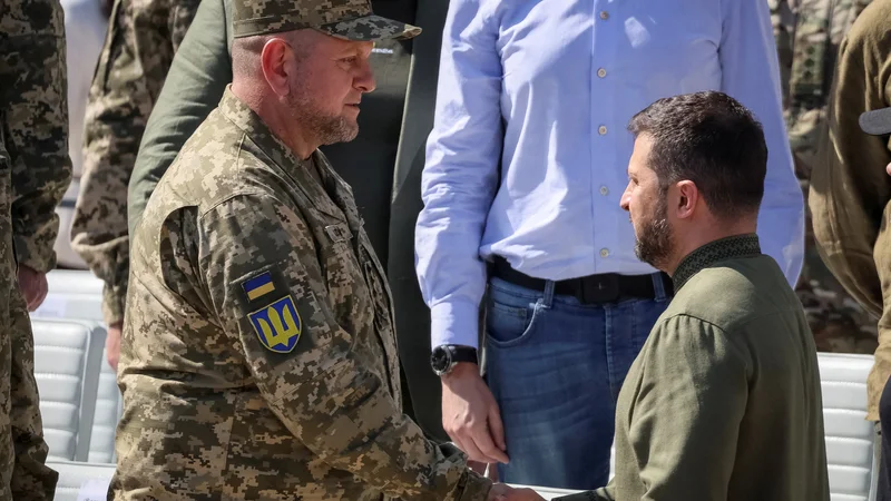 Odstavljeni vrhovni poveljnik ukrajinske vojske Valerij Zalužni in ukrajinski predsednik Volodimir Zelenski med lansko proslavo dneva neodvisnosti Ukrajine. FOTO: REUTERS/Gleb Garanich