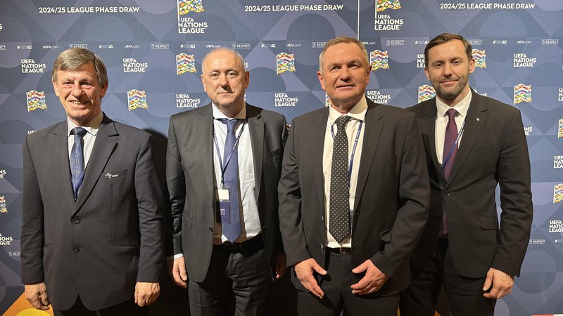 Fotografija: Delegacijo NZS v Parizu je vodil predsednik Radenko Mijatović (drugi z leve), ob njem še podpredsednik Danilo Kacijan, selektor Matjaž Kek in generalni sekretar Martin Koželj. FOTO: J. S.