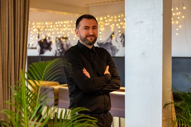 Perica pravi, da ga nikoli niso toliko povpraševali po nastopih kot trenutno, kar je načeloma sladka skrb, ampak zaradi tega dela premalo ustvarja. FOTO: Črt Piksi
