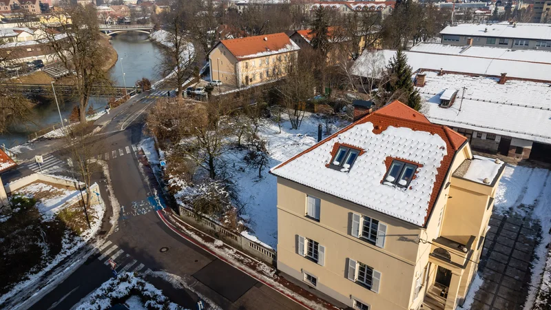 Na območju Povšetove, ki je le streljaj od mestnega središča, bo občinski sklad do konca 2027 zgradil sosesko z neprofitnimi stanovanji. FOTO: Črt Piksi/Delo