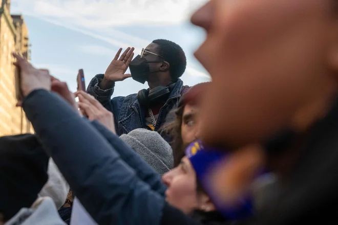 Po svetu se vrstijo vse številnejše demonstracije v podporo Palestini. Na fotografiji člani aktivistične skupine Jewish Voice for Peace, ki so v sredo v New Yorku protestirali proti vojaški podpori Joeja Bidna Izraelu. FOTO: Spencer Platt/AFP