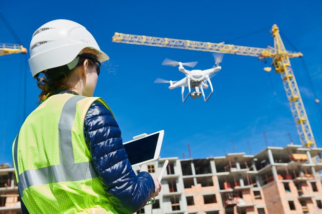 Velike koristi gradbeni industriji prinaša uporaba dronov, ki omogočajo nadzor nad gradbiščem v realnem času, in to tudi s težje dostopnih mest. FOTO: Dmitry Kalinovsky/Shutterstock