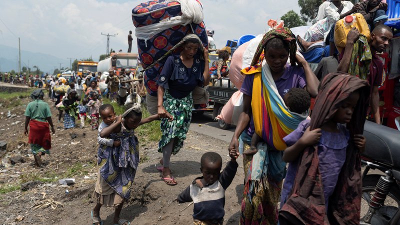 Fotografija: Kongovci z vsem svojim premoženjem bežijo iz svojih vasi v okolici Sake proti Gomi po spopadih med uporniki M23 in oboroženimi silami DR Kongo (FARDC) v provinci Severni KivU. Foto: Arlette Bashizi/Reuters