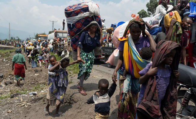 Kongovci z vsem svojim premoženjem bežijo iz svojih vasi v okolici Sake proti Gomi po spopadih med uporniki M23 in oboroženimi silami DR Kongo (FARDC) v provinci Severni KivU. Foto: Arlette Bashizi/Reuters
