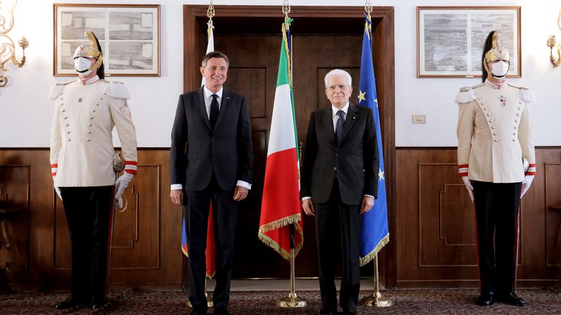 Fotografija: Predsednik Italije Sergio Mattarella in nekdnaji slovenski predsednik Borut Pahor sta bila 13. julija 2020 skupaj pri bazoviških fojbah in pri spomeniku štirim obsojenim in usmrčenim bazoviškim junakom. FOTO: Jože Suhadolnik