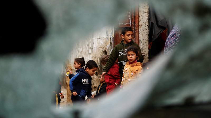 Fotografija: Kaj, ko pravica do samoobrambe nosi obraz, tako podoben tistemu, ki si ga nadeva načrtno in sistematično uničevanje palestinske kulture ter naroda? FOTO: Ibraheem Abu Mustafa/Reuters
