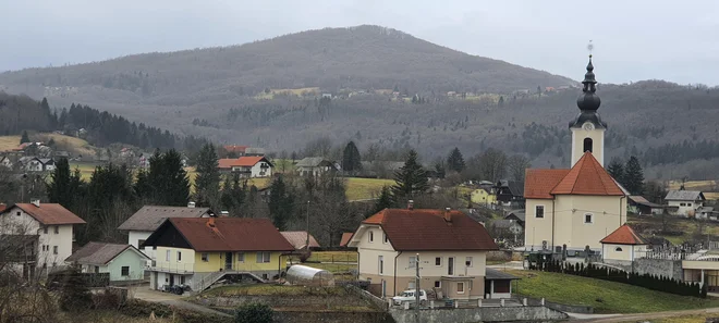 S postavitvijo stolpa na hribu Bovljek nad Zagradcem nameravajo privabiti pohodnike tudi od drugod. FOTO: Bojan Rajšek/Delo