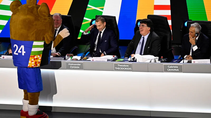 Uradna maskota eura 2024 je spravila v dobro voljo udeležence kongresa Uefe v Parizu. FOTO: Julien De Rosa/AFP