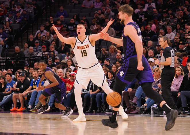 Prvi mož Denverja Nikola Jokić je sicer dosegel več točk kot Domantas Sabonis, a je Litovec  s trojnim dvojčkom Sacramanetno popeljal do zmage. FOTO: Kelley L Cox/Usa Today Sports Via Reuters Con