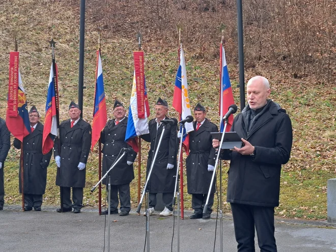 Slavnostni govornik dr. Milan Brglez je dejal, da se moramo tega zločina spominjati, ker nas opominja na današnje žrtve, ki umirajo zaradi maščevanja, vojnih zločinov, zločinov proti človečnosti in genocida. FOTO: Špela Kuralt/Delo