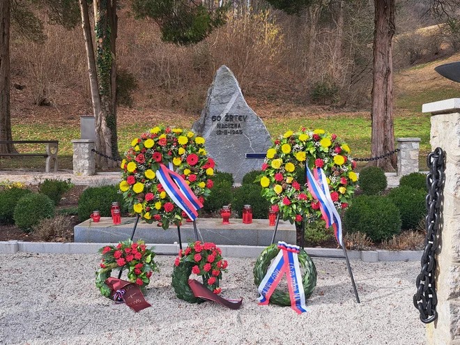 Žrtve so pokopali v dveh skupnih grobovih. V enem je 40 žrtev, v drugem 60. FOTO: Špela Kuralt/Delo