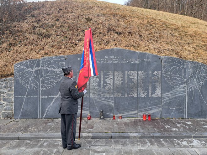 Imena vseh sto žrtev zločina so zapisana na spomeniku med obema grobovoma. FOTO: Špela Kuralt/Delo