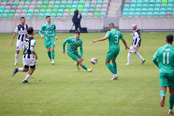 Rogaška je bila sekunde oddaljena od velikega presenečenja v Stožicah, kjer se favorizirani zeleno-beli na slabem igrišču niso najbolje znašli. FOTO: Črt Piksi/Delo