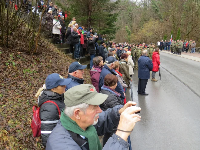 Zbrana množica na spominski prireditvi. FOTO: Bojan Rajšek/Delo