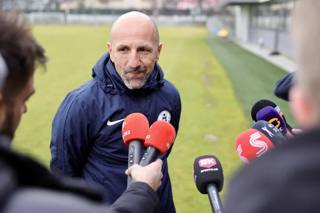 Trener Celjanov Damir Krznar ni skrival zadovoljstva po novi gladki zmagi. FOTO: Črt Piksi/Delo