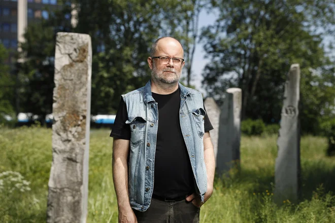 »Branje je pomembno za mišljenje, klikanje po štosih na internetu ni dovolj,« pravi Andrej E. Skubic. FOTO: Leon Vidic