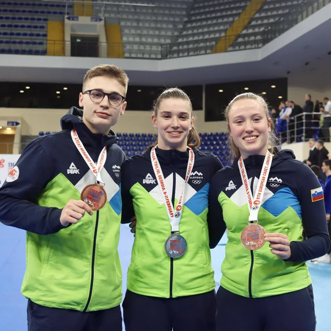 Bor Žibret, Hana Debeljak in Elizabeta Molnar so ponosno pokazali svoje kolajne. FOTO: KZS