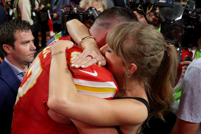 Travis Kelce in Taylor Swift sta se skupaj veselila zmage. FOTO: Ezra Shaw/AFP