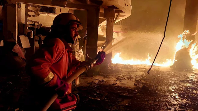 Član palestinske civilne zaščite v Rafi. FOTO: Palestinian Civil Defence via Reuters