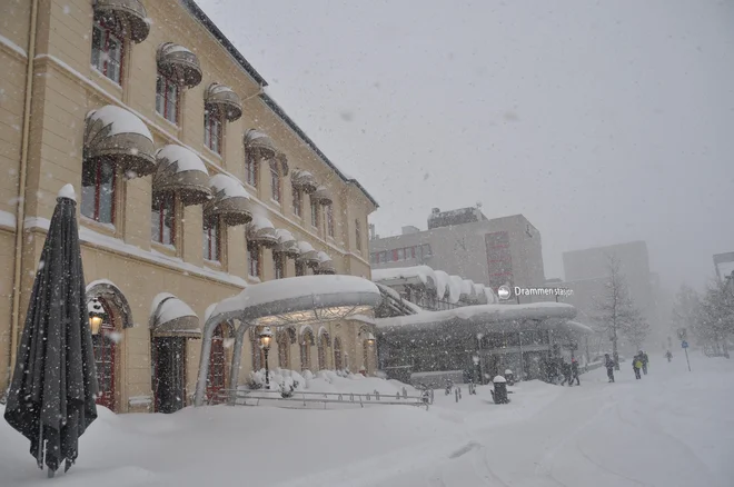 Železniška postaja v takem vremenu sameva. FOTO: Peter Novak