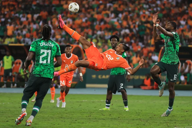 Sebastien Haller (na fotografiji v zraku) je veliki junak 34. afriškega pokala narodov. V 81. minuti je v Abidžanu zadel za zmago Slonokoščene obale, ki je za svoj tretji naslov celinskega prvaka po preobratu ugnala Nigerijo (1:2). Foto: Daniel Beloumou Olomo/Afp