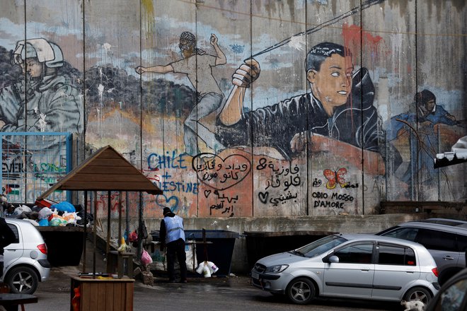 Na Zahodnem bregu med približno tremi milijoni Palestincev živi okoli 490.000 judovskih naseljencev, njihove naselbine pa po mednarodnem pravu niso zakonite. FOTO: Mussa Issa Qawasma/Reuters