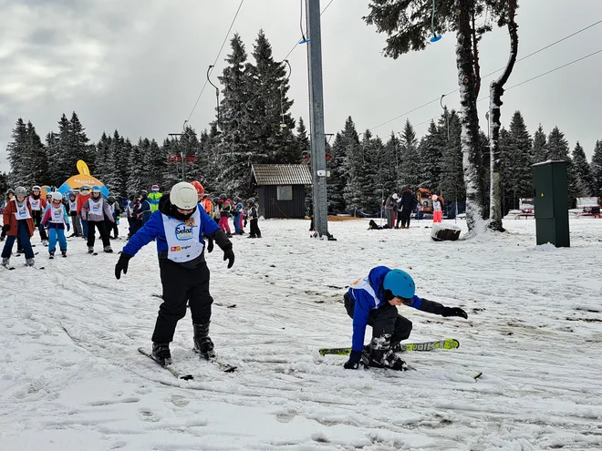 Ambasador akcije Jure Košir je učence potolažil, da je menda treba vsaj stokrat pasti, preden znaš smučati. FOTO: Špela Kuralt/Delo