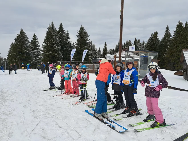 Priprave pred spustom. Smučanje in tek na smučeh sta za otroke v akciji Šolar na smuči brezplačna. FOTO: Špela Kuralt/Delo