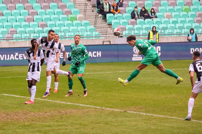 Zelenica v Stožicah si še vedno komaj zasluži takšen naziv. Foto Črt Piksi