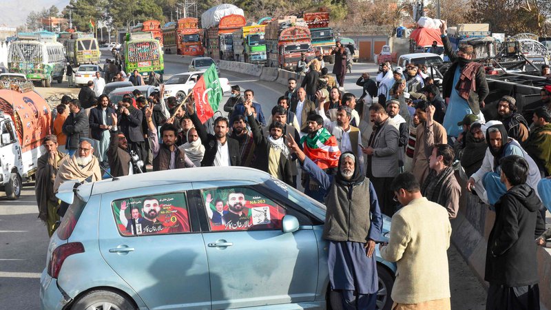 Fotografija: Han v govoru trdi, da Navaz Šarif ni zmagovalec, kot se je pričakovalo glede na podporo vojske, in poziva privržence, naj obranijo zmago PTI in vztrajno protestirajo. FOTO: Banaras Khan/AFP