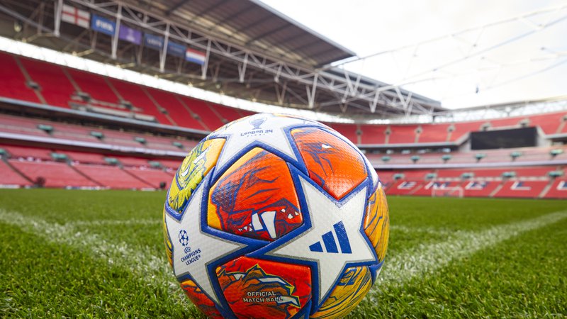 Fotografija: Žoga, s katero bodo igrali v končnici nogometne lige prvakov, vključno s finalom na štadionu Wembley v Londonu. FOTO: Uefa