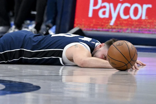 Luka Dončić je med tekmo prejel udarec v brado in dobil nekaj šivov. FOTO: Jerome Miron/Usa Today Sports
