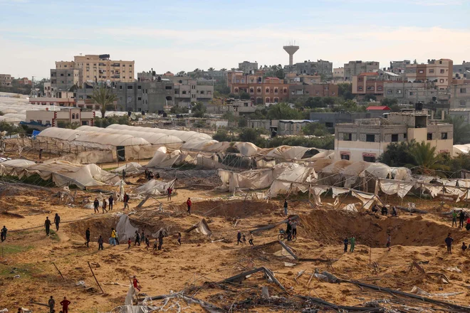 Po izraelskem bombardiranju Rafe FOTO: Said Khatib/AFP